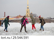 Мужчина переносит маленького ребенка через фарватер реки Невы на фоне Петропавловской крепости (2017 год). Редакционное фото, фотограф Евгений Кашпирев / Фотобанк Лори