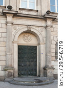 HAMBURG, GERMANY. Door of Museum of arts and crafts decorated with erotic figures (Museum fur Kunst und Gewerbe) (2018 год). Редакционное фото, фотограф Наталья Николаева / Фотобанк Лори