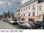 Москва, автомобили на светофоре пропускают пешеходов у метро Чистые пруды (2017 год). Редакционное фото, фотограф Дмитрий Неумоин / Фотобанк Лори