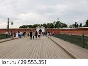St. Petersburg, Russia - August 11, 2018: Entrance to the Peter and Paul Fortress along the Ioanovsky Bridge in St. Petersburg. Редакционное фото, фотограф V.Ivantsov / Фотобанк Лори