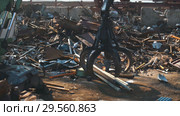 Close-up of a crane for recycling metallic waste. Стоковое видео, видеограф Виктор Аллин / Фотобанк Лори