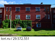Четырехэтажный жилой дом (1913 года постройки). Ударная улица, 1 (корпуса 3 и 4 казармы). Город Дедовск. Городской округ Истра. Московская область (2015 год). Редакционное фото, фотограф lana1501 / Фотобанк Лори