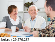 Elderly couple and social employee. Стоковое фото, фотограф Яков Филимонов / Фотобанк Лори