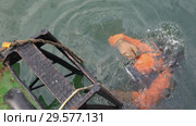 Водолаз погружается в море. Стоковое видео, видеограф А. А. Пирагис / Фотобанк Лори