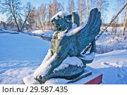 Грифон. Фрагмент красного моста с грифонами через Тосну. Марьино (усадьба Строгановых). Деревня Андрианово. Тосненский район. Ленинградская область (2018 год). Редакционное фото, фотограф Сергей Афанасьев / Фотобанк Лори
