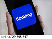 Экран смартфона с приложением Booking.com (2018 год). Редакционное фото, фотограф Victoria Demidova / Фотобанк Лори