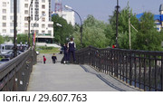 Сургут. Парк через Сайму - люди на мосту. Surgut. Park across the Saima - people on the bridge. (2015 год). Стоковое видео, видеограф Евгений Романов / Фотобанк Лори