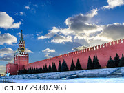 Красная площадь. Вид на Спасскую башню и стену Московского Кремля в солнечный день в конце осени на фоне голубого неба. Москва, Россия. (2018 год). Стоковое фото, фотограф Владимир Устенко / Фотобанк Лори