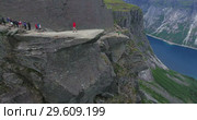 Живописный утес Trolltunga (Язык Тролля). Очередь на край скалы для фотографирования. Норвегия (2018 год). Редакционное видео, видеограф Кекяляйнен Андрей / Фотобанк Лори