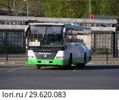 Автобус № 400т на конечной остановке «Станция метро „Тушинская”». Район Покровское-Стрешнево. Город Москва (2015 год). Редакционное фото, фотограф lana1501 / Фотобанк Лори