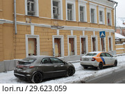 Автомобили на фоне усадебного дома в Колпачном переулке (2018 год). Редакционное фото, фотограф Дмитрий Неумоин / Фотобанк Лори