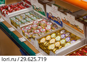 Продажа знаменитых фирменных сладостей немецкого города Любек. Марципаны разного вкуса в разноцветных упаковках (2018 год). Редакционное фото, фотограф Наталья Николаева / Фотобанк Лори