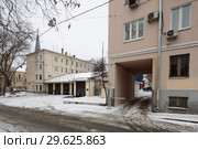 Москва, пожарная часть МЧС и фрагмент арки жилого дома, улица Колпачный переулок (2018 год). Редакционное фото, фотограф Дмитрий Неумоин / Фотобанк Лори