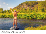 Nude elderly man stands in a mountain river and communicates with nature. Стоковое фото, фотограф Акиньшин Владимир / Фотобанк Лори
