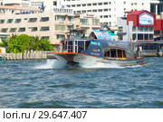 BANGKOK, THAILAND - JANUARY 02, 2019: The passenger boat of the yellow line Chaopkhraya Express on a route. Редакционное фото, фотограф Виктор Карасев / Фотобанк Лори