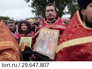 VII Елисаветинский Крестный ход из Ильинского в Усово, молебен у школы в Усово (2018 год). Редакционное фото, фотограф Дмитрий Неумоин / Фотобанк Лори