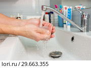 Руки под струей воды из смесителя. Стоковое фото, фотограф Иванов Алексей / Фотобанк Лори