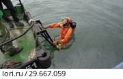 Водолаз выходит из воды на борт корабля после погружения (2018 год). Редакционное видео, видеограф А. А. Пирагис / Фотобанк Лори