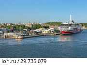 Круизный паром Viking Grace в порту Турку рядом с Замком Турку, Финляндия (2018 год). Редакционное фото, фотограф Михаил Марковский / Фотобанк Лори
