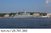 Корвет "Сообразительный" в акватории Невы. День ВМФ в Санкт-Петербурге (2018 год). Редакционное видео, видеограф Виктор Карасев / Фотобанк Лори