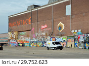 Make art, not euro. Граффити в Амстердаме, Голландия (2018 год). Редакционное фото, фотограф Светлана Колобова / Фотобанк Лори