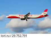 Самолет Airbus A321-200 (VP-BVO) авиакомпании "Red Wings" крупным планом перед посадкой в аэропорту Пулково (2018 год). Редакционное фото, фотограф Виктор Карасев / Фотобанк Лори