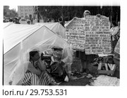 Палаточный городок у гостиницы "Россия", 1990. Редакционное фото, фотограф Борис Кавашкин / Фотобанк Лори