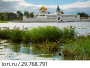 Male Ipatievsky Monastery at cloudy day in Kostroma, Russia (2016 год). Стоковое фото, фотограф Яков Филимонов / Фотобанк Лори