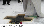 Освящение воды на местном водохранилище в праздник Крещения (2019 год). Редакционное видео, видеограф Владислав Сабанин / Фотобанк Лори