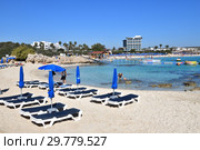 Ayia Napa, Cyprus - November 1. 2018. Sun loungers on Makronissos Beach Resort. Редакционное фото, фотограф Володина Ольга / Фотобанк Лори