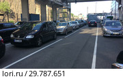 Легковой автомобиль заезжает по трапу в трюм круизного парома через очередь из машин. Порт Хельсинки, Финляндия (2019 год). Редакционное видео, видеограф Кекяляйнен Андрей / Фотобанк Лори