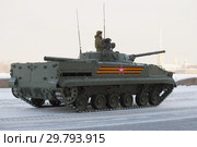 Боевая машина пехоты БМП-3 крупным планом на Дворцовой набережной. Фрагмент репетиции военного парада в честь полного снятия блокады Ленинграда. Санкт-Петербург (2019 год). Редакционное фото, фотограф Виктор Карасев / Фотобанк Лори
