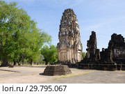 Кхмерский пранг на руинах древнего буддистского храма Wat Phra Pai Луанг. Сукхотай, Таиланд (2018 год). Стоковое фото, фотограф Виктор Карасев / Фотобанк Лори