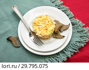 Салат из свежей капусты с морковью. Диетическое овощное блюдо. Стоковое фото, фотограф Наталья Осипова / Фотобанк Лори