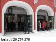 Москва,очередь людей в Третьяковскую галерею на Куинджи (2019 год). Редакционное фото, фотограф Дмитрий Неумоин / Фотобанк Лори