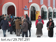 Москва, длинная очередь в Третьяковку на Куинджи зимой (2019 год). Редакционное фото, фотограф Дмитрий Неумоин / Фотобанк Лори