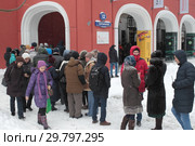 Москва, очередь в Третьяковку на Куинджи зимой (2019 год). Редакционное фото, фотограф Дмитрий Неумоин / Фотобанк Лори