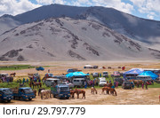 Mongolian nomad camp. Guests came to the national holiday and national wrestling competitions. (2017 год). Редакционное фото, фотограф Сергей Пристяжнюк (Serg Zastavkin) / Фотобанк Лори