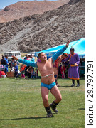 Mongolian nomad camp. Mongolian wrestlers wrestling in nature. (2017 год). Редакционное фото, фотограф Сергей Пристяжнюк (Serg Zastavkin) / Фотобанк Лори