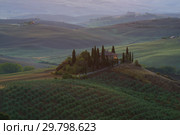 Вид на виллу "Подере Бельведер" в окрестностях города San Quirico D'orcia. Тоскана, Италия (2017 год). Стоковое фото, фотограф Виктор Карасев / Фотобанк Лори