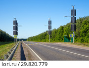 Ветрогенераторы и солнечные батареи установлены на участке федеральной трассы. Стоковое фото, фотограф Вячеслав Палес / Фотобанк Лори