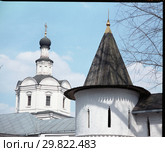 Каменные стены и башня Свято-Андронникова монастыря, вид на храм Архангела Михаила. Москва. 2006. Стоковое фото, фотограф Борис Кавашкин / Фотобанк Лори