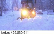 Трактор убирает снег с проезжей части. Tractor removes snow from the roadway. (2019 год). Стоковое видео, видеограф Евгений Романов / Фотобанк Лори