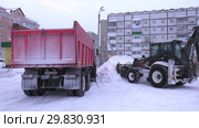 Трактор убирает снег с проезжей части. Tractor removes snow from the roadway. (2019 год). Редакционное видео, видеограф Евгений Романов / Фотобанк Лори