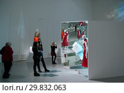 Посетители рассматривают платье 2018 года  Модного дома " Calvin Klein 205 W39NYC". Выставка «Тонкие материи. Мода 1988 – 2018» в Главном штабе Эрмитажа. Санкт-Петербург (2019 год). Редакционное фото, фотограф Румянцева Наталия / Фотобанк Лори