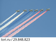 Штурмовики Су-25 с дымами цветов флага России на военном параде в честь Дня ВМФ. Санкт-Петербург (2018 год). Редакционное фото, фотограф Виктор Карасев / Фотобанк Лори