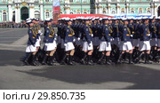 Женщины-военнослужащие ВКС России на репетиции военного парада в честь Дня Победы. Санкт-Петербург (2018 год). Редакционное видео, видеограф Виктор Карасев / Фотобанк Лори