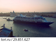 Круизный лайнер "Azamara Quest" в бухте Сан-Марко в сентябрьские сумерки. Венеция (2017 год). Редакционное фото, фотограф Виктор Карасев / Фотобанк Лори