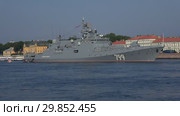 Фрегат "Адмирал Макаров" в акватории Невы крупным планом. Подготовка ко Дню ВМФ в Санкт-Петербурге (2018 год). Редакционное видео, видеограф Виктор Карасев / Фотобанк Лори