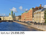 Mogilyovskiy Bridge over Griboedov Canal and Saint Isidore Holy Church. Санкт-Петербург, Россия (2018 год). Редакционное фото, фотограф Валерия Попова / Фотобанк Лори